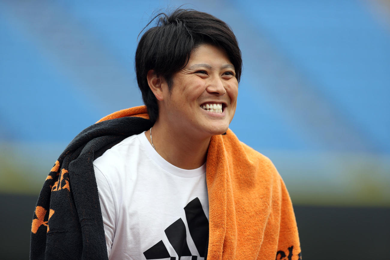 DeNA対巨人　試合前の練習で、笑顔を見せる宮国（撮影・狩俣裕三）