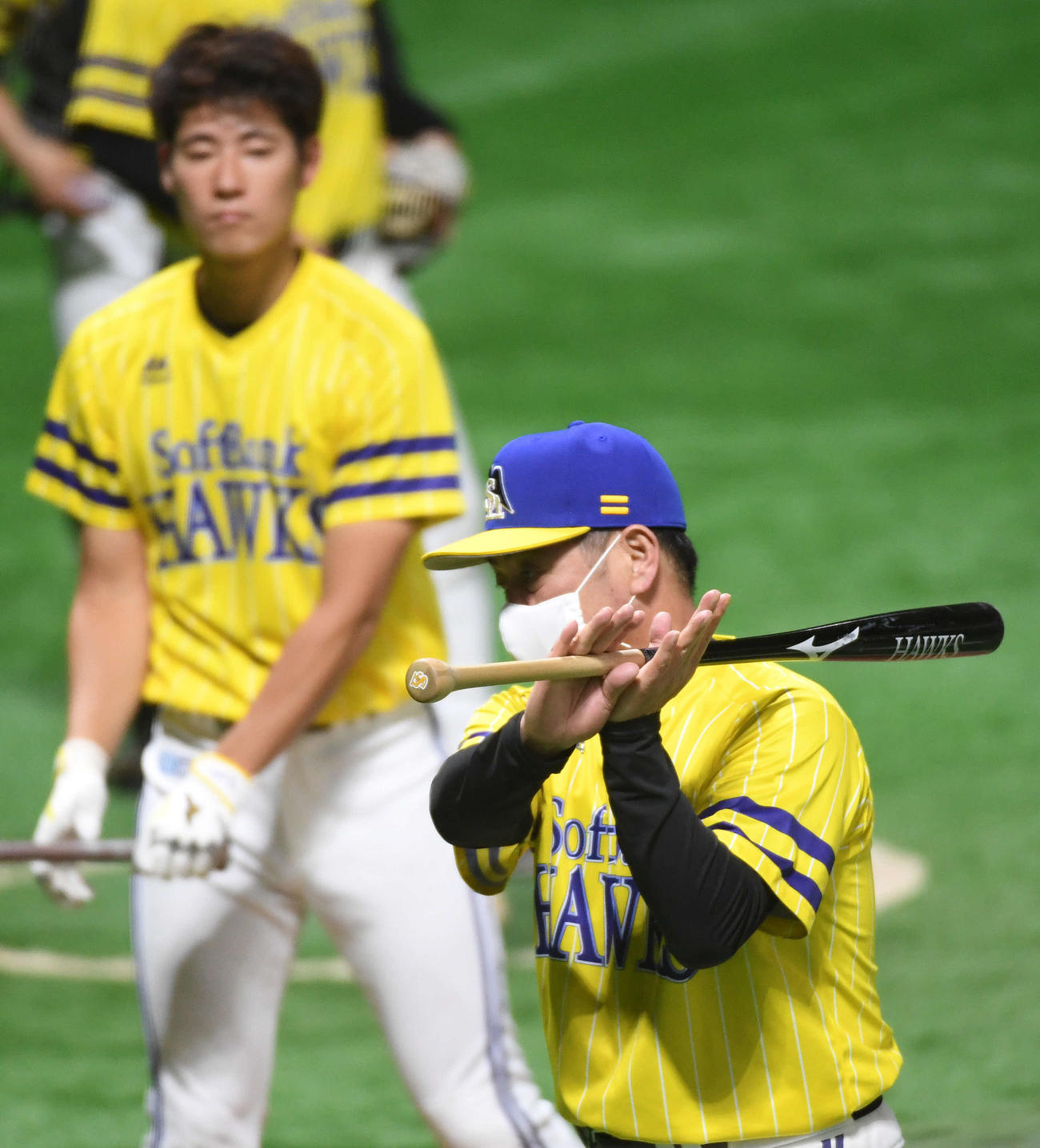 19日、試合前の練習で、上林誠知に打撃指導する工藤公康監督（撮影・今浪浩三）