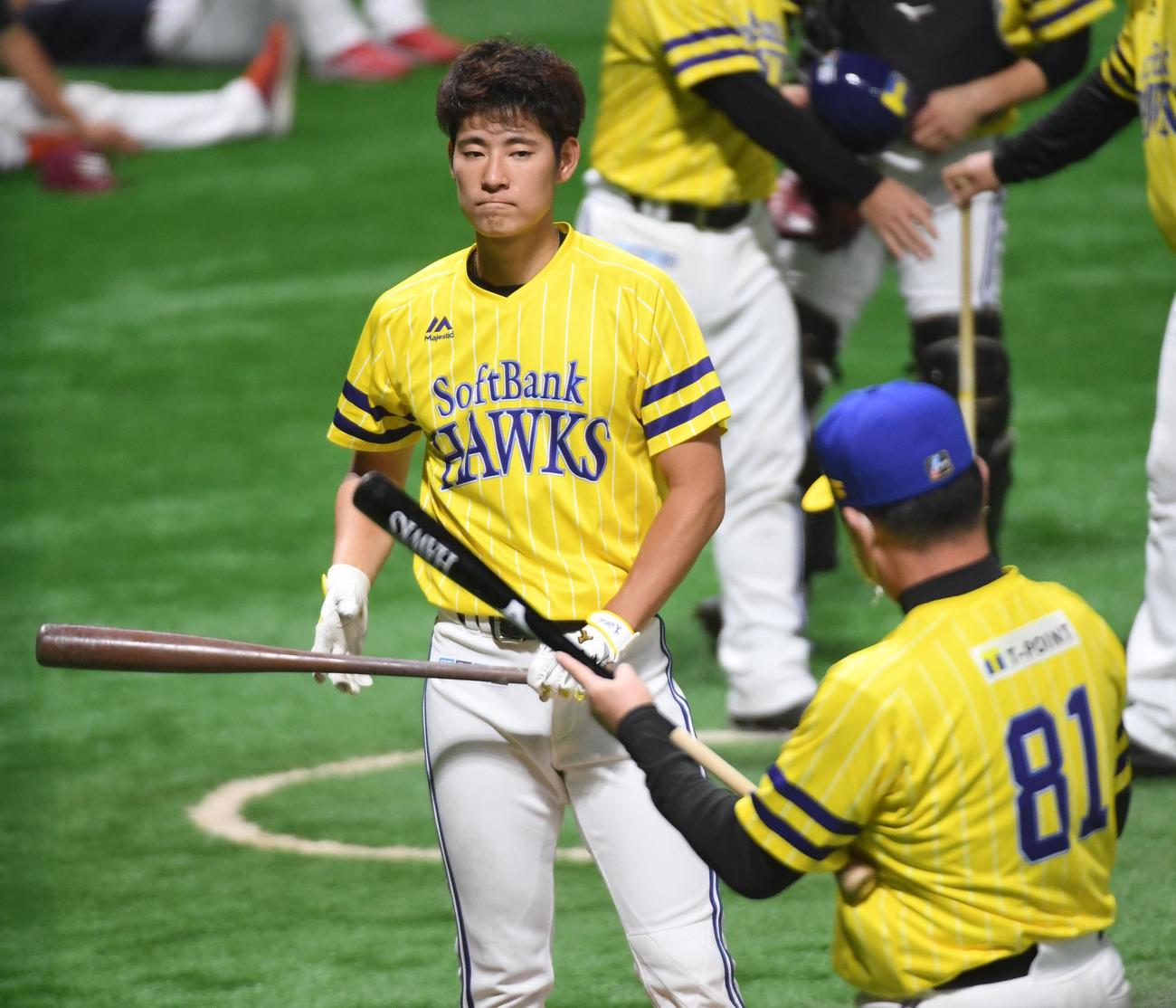 19日、試合前の練習で、上林誠知に打撃指導する工藤公康監督（撮影・今浪浩三）