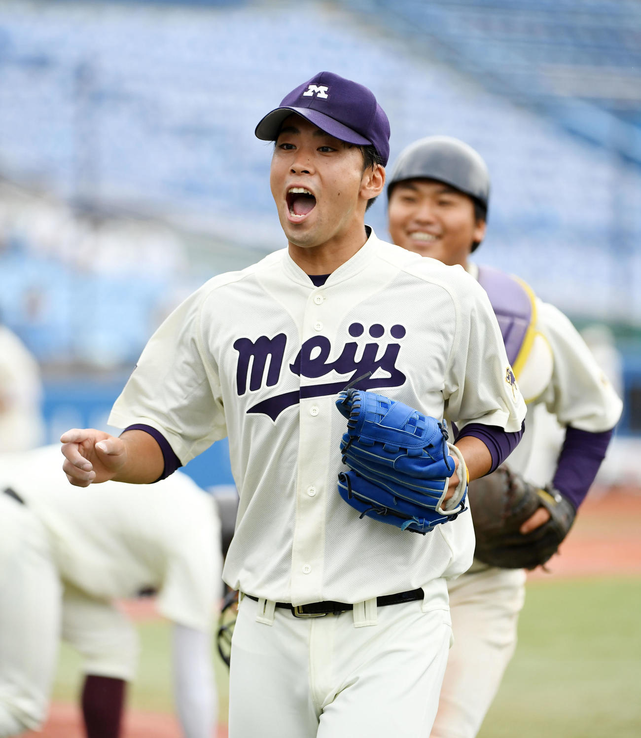 早大対明大　9回表を無失点に抑えほえる明大・入江（撮影・横山健太）