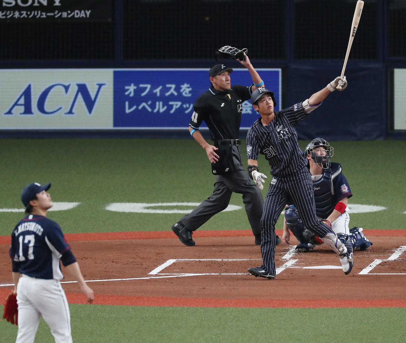 オリックス対西武　1回裏オリックス2死、左越え先制本塁打を放つ太田。投手松本（撮影・前田充）