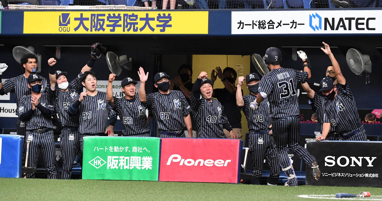 オリックス対西武　1回裏オリックス2死、先制の左越え本塁打を放った太田（右）を迎えるオリックスナイン（撮影・前岡正明）