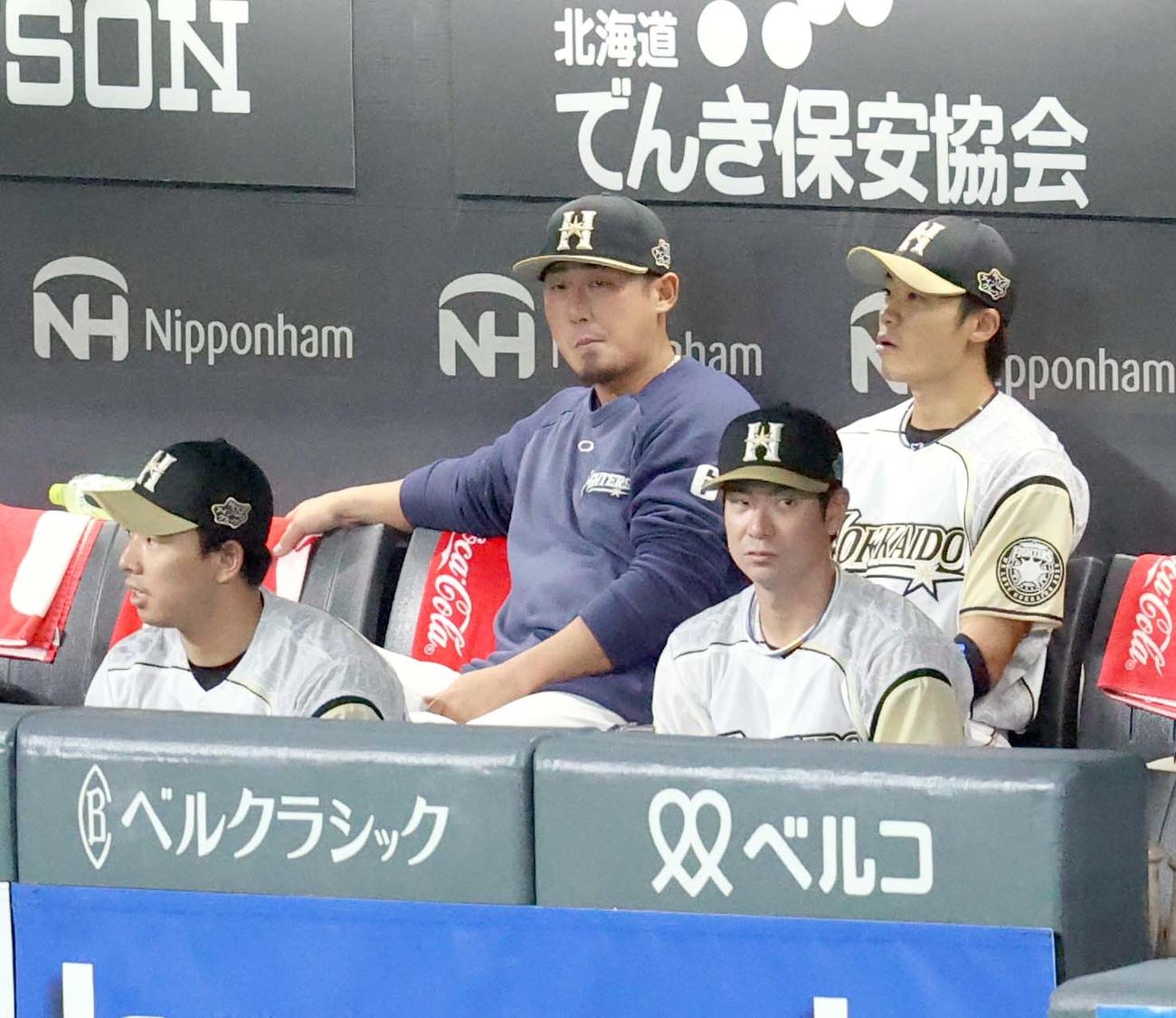 日本ハム対ロッテ　ベンチスタートの日本ハム中田（中央）（撮影・佐藤翔太）