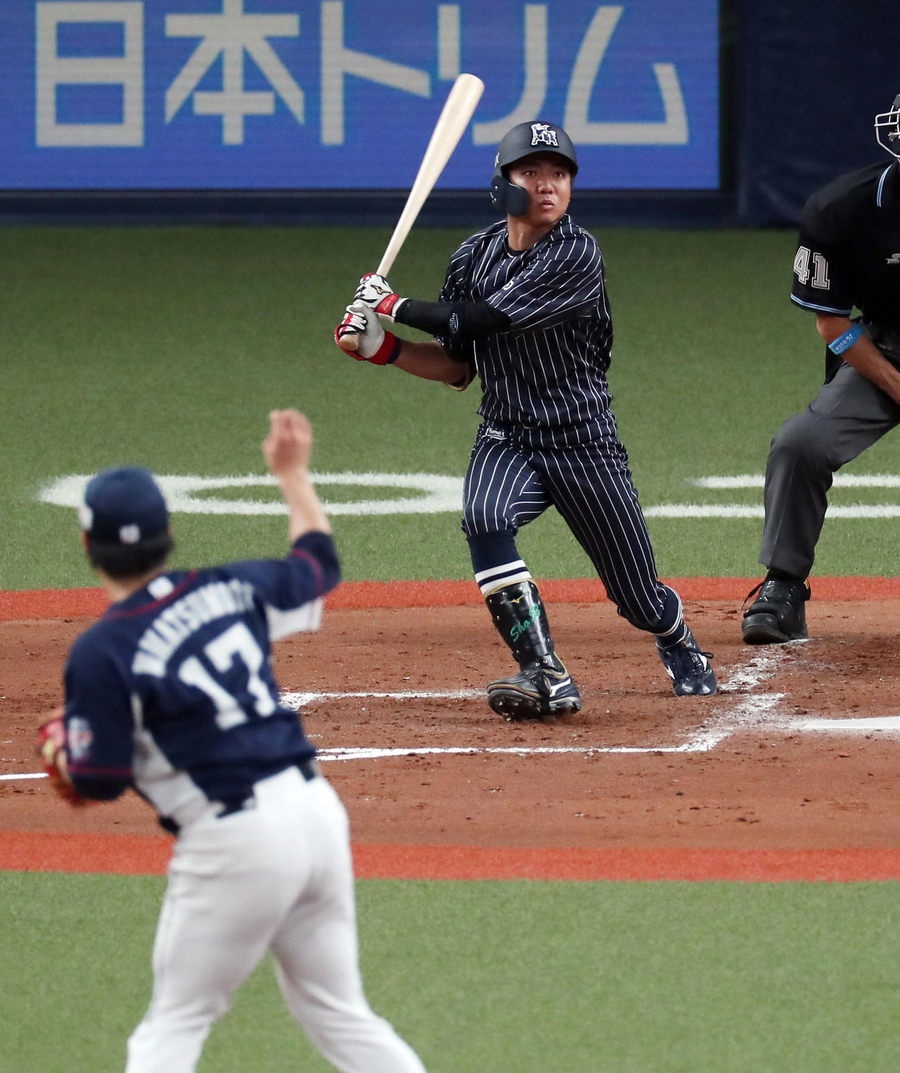 オリックス対西武　3回裏オリックス2死一塁、左中間へ適時二塁打を放つ宜保。投手松本（撮影・前田充）