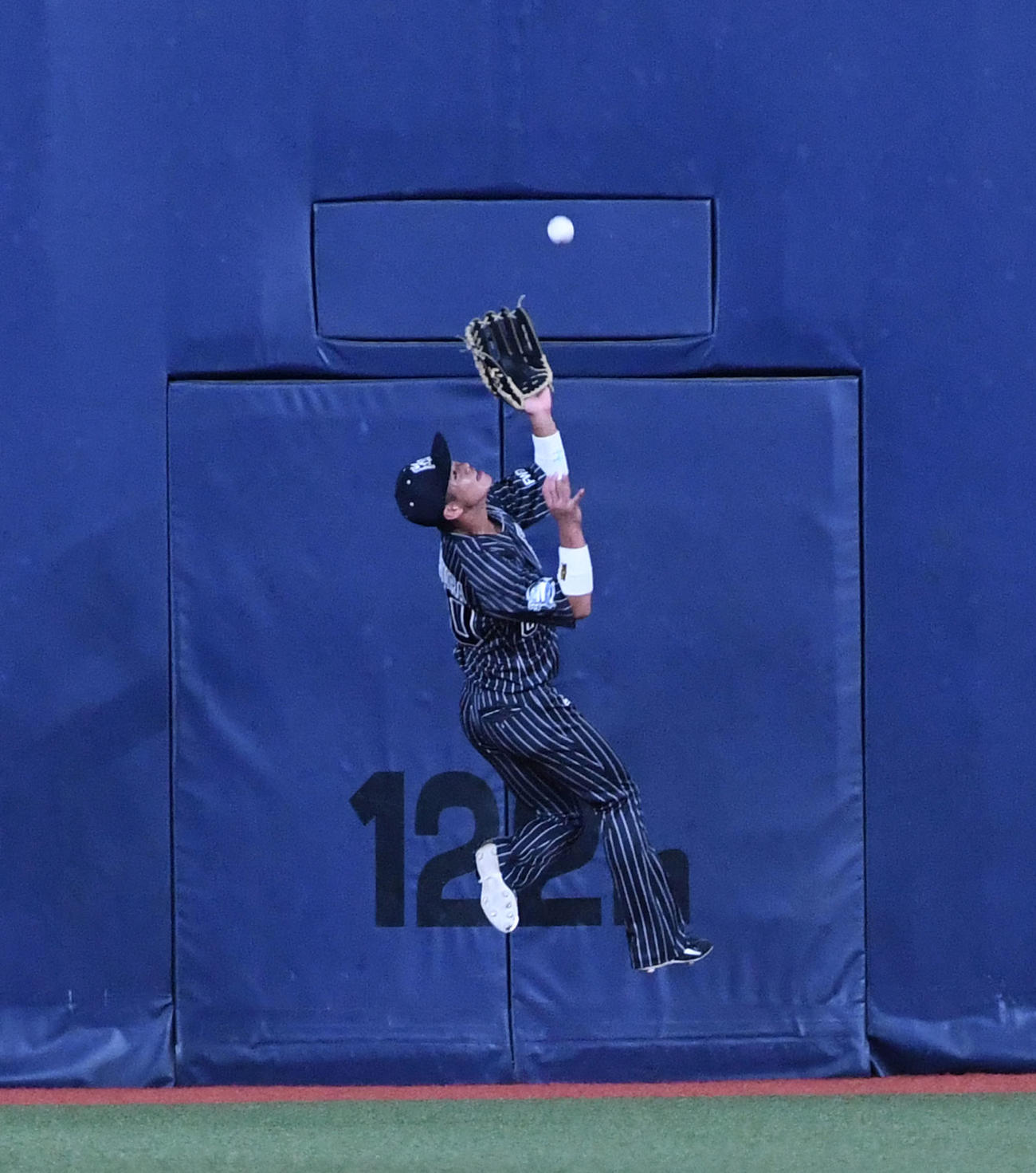オリックス対西武　1回表西武2死一、二塁、メヒアの中飛を好捕する西浦（撮影・前岡正明）