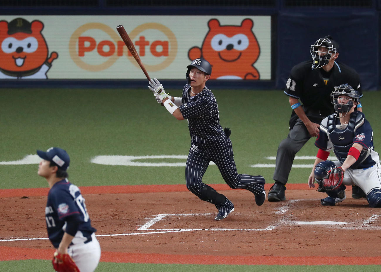 オリックス対西武　5回裏オリックス無死、右越え本塁打を放つ西浦。投手松本（撮影・前田充）