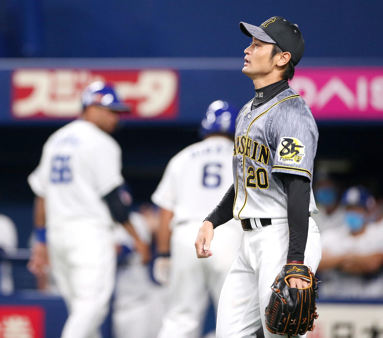中日対阪神　2回裏中日無死一、二塁、中田は阿部に先制の右中間適時二塁打を浴びる（撮影・上山淳一）