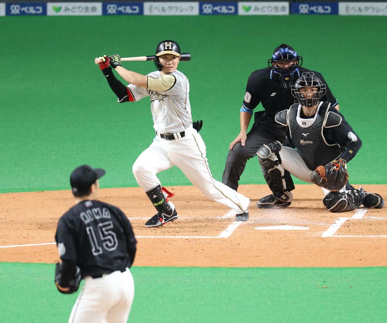 日本ハム対ロッテ　1回裏日本ハム1死一、二塁、西川は先制となる左前適時打を放つ（撮影・佐藤翔太）
