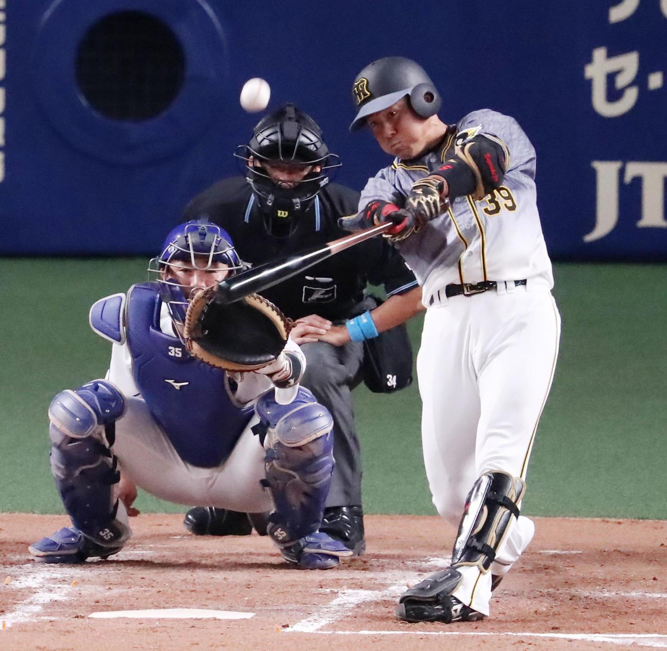 中日対阪神　3回表阪神無死一塁、代打長坂は左越え2点本塁打を放つ（撮影・加藤哉）
