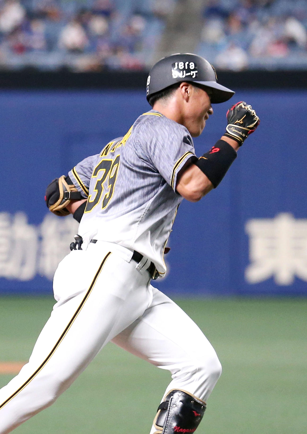 中日対阪神　3回表阪神無死一塁、代打長坂は左越え2点本塁打を放つ（撮影・上山淳一）