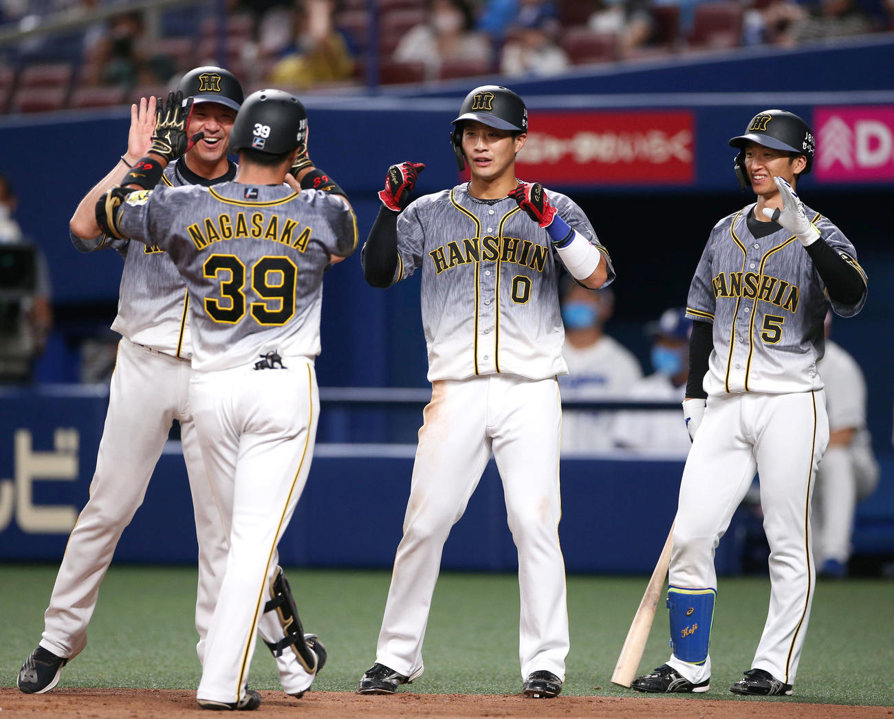 中日対阪神　3回表阪神無死一塁、代打長坂（手前）は左越え2点本塁打を放ち出迎えられる（撮影・上山淳一）