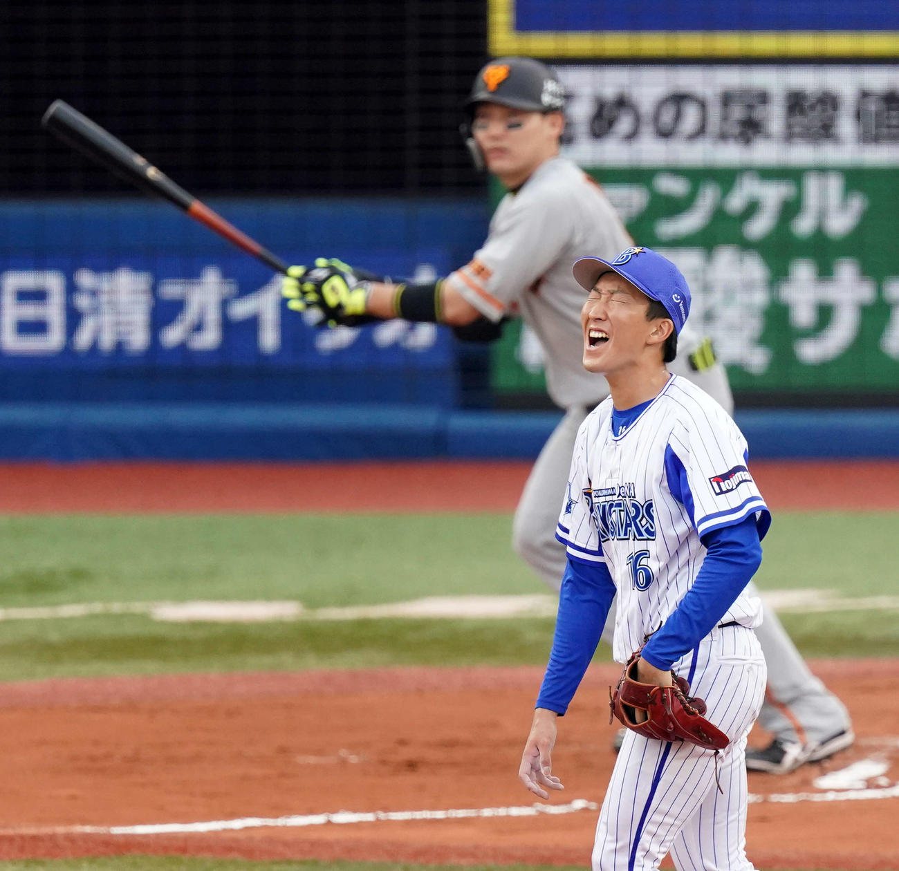 DeNA対巨人　6回表巨人2死、丸（後方）に2打席連続となるソロ本塁打を浴び悔しい表情を見せる大貫（撮影・江口和貴）