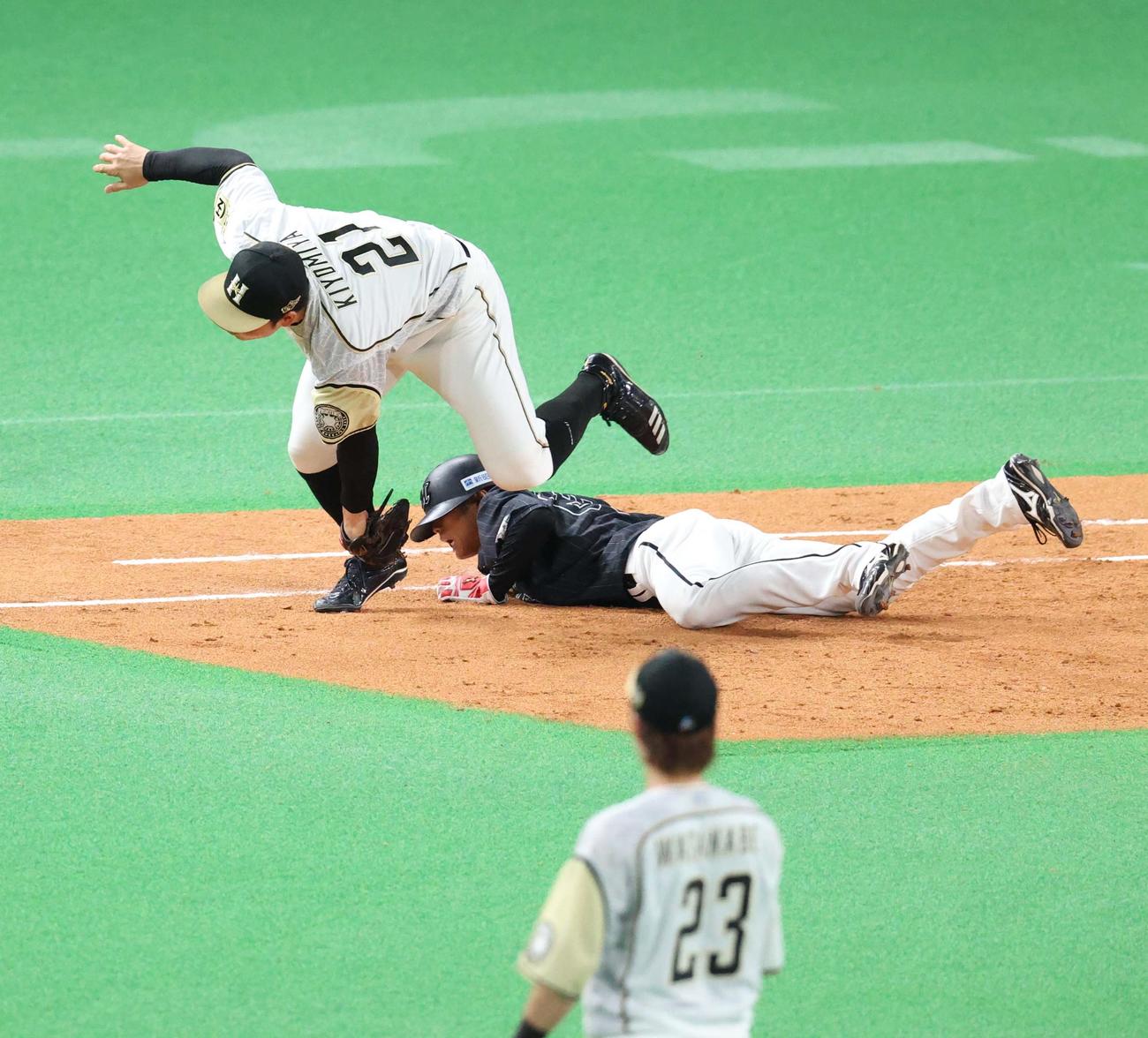 日本ハム対ロッテ　3回表ロッテ1死一塁、けん制でアウトになる一塁走者の和田（撮影・佐藤翔太）