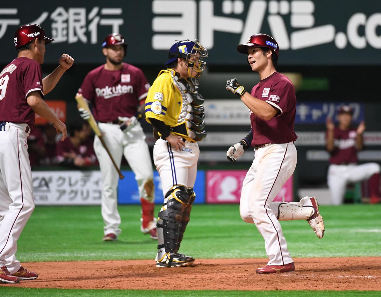 ソフトバンク対楽天　9回表楽天無死、島内宏明は右中間ソロ本塁打を放ち生還する（撮影・今浪浩三）