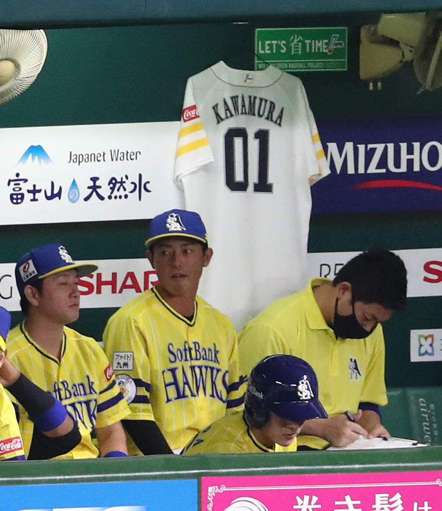 ソフトバンク対楽天　ベンチに飾られた川村隆史コーチのユニホーム（撮影・梅根麻紀）