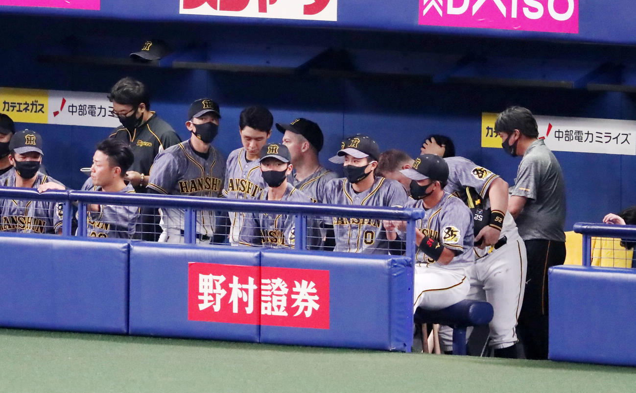 中日対阪神　中日に敗れベンチから引き揚げる矢野監督（撮影・加藤哉）