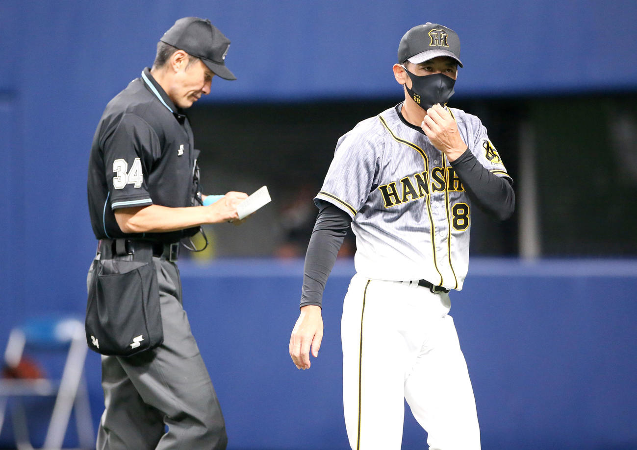 中日対阪神　3回攻撃を終え、矢野監督は選手交代を告げベンチへ戻る（撮影・上山淳一）