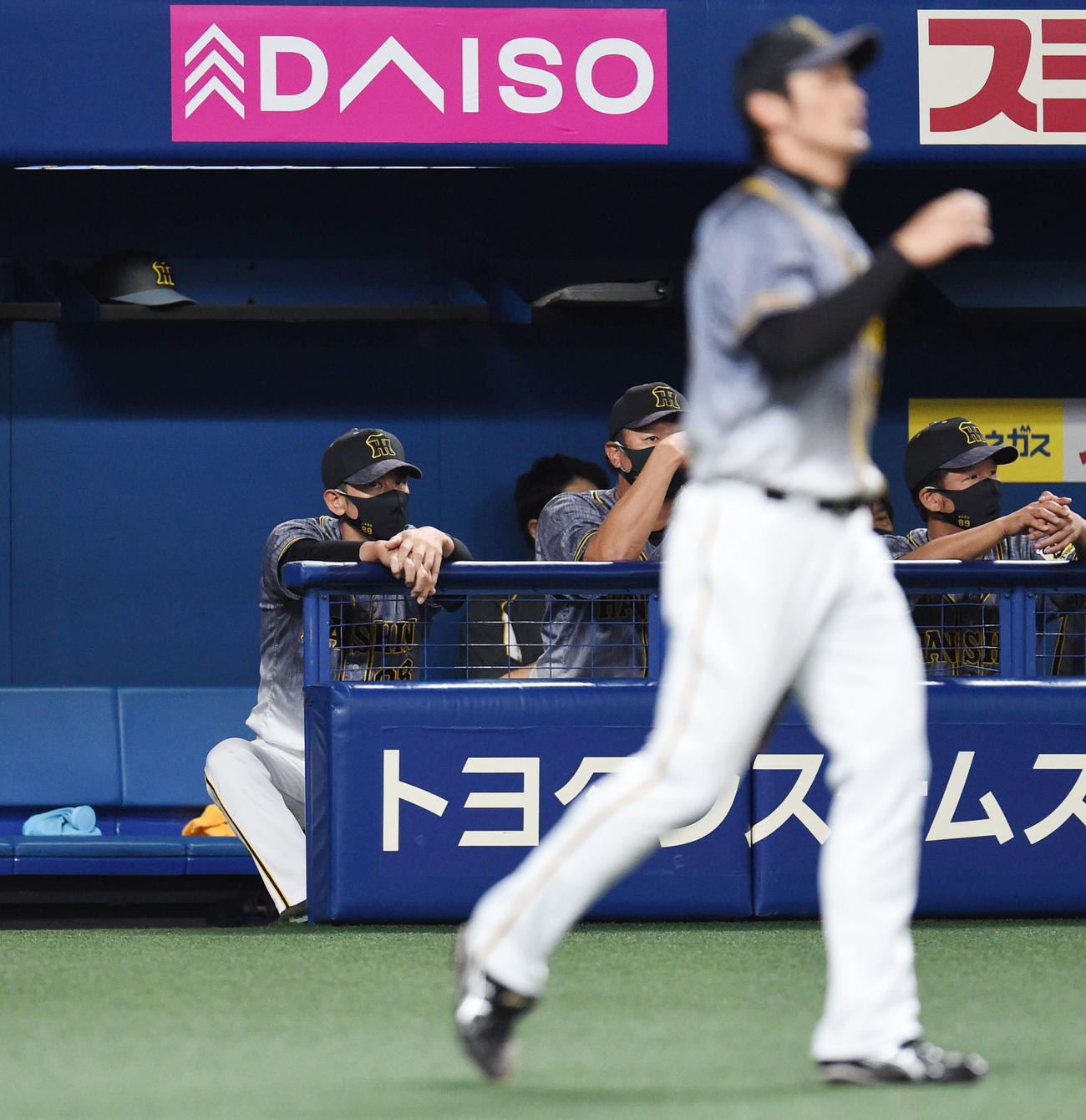 プロ野球中日対阪神　2回裏中日無死一、二塁、阿部寿樹に適時二塁打を打たれた中田賢一をベンチから見つめる矢野燿大監督（撮影・森本幸一）