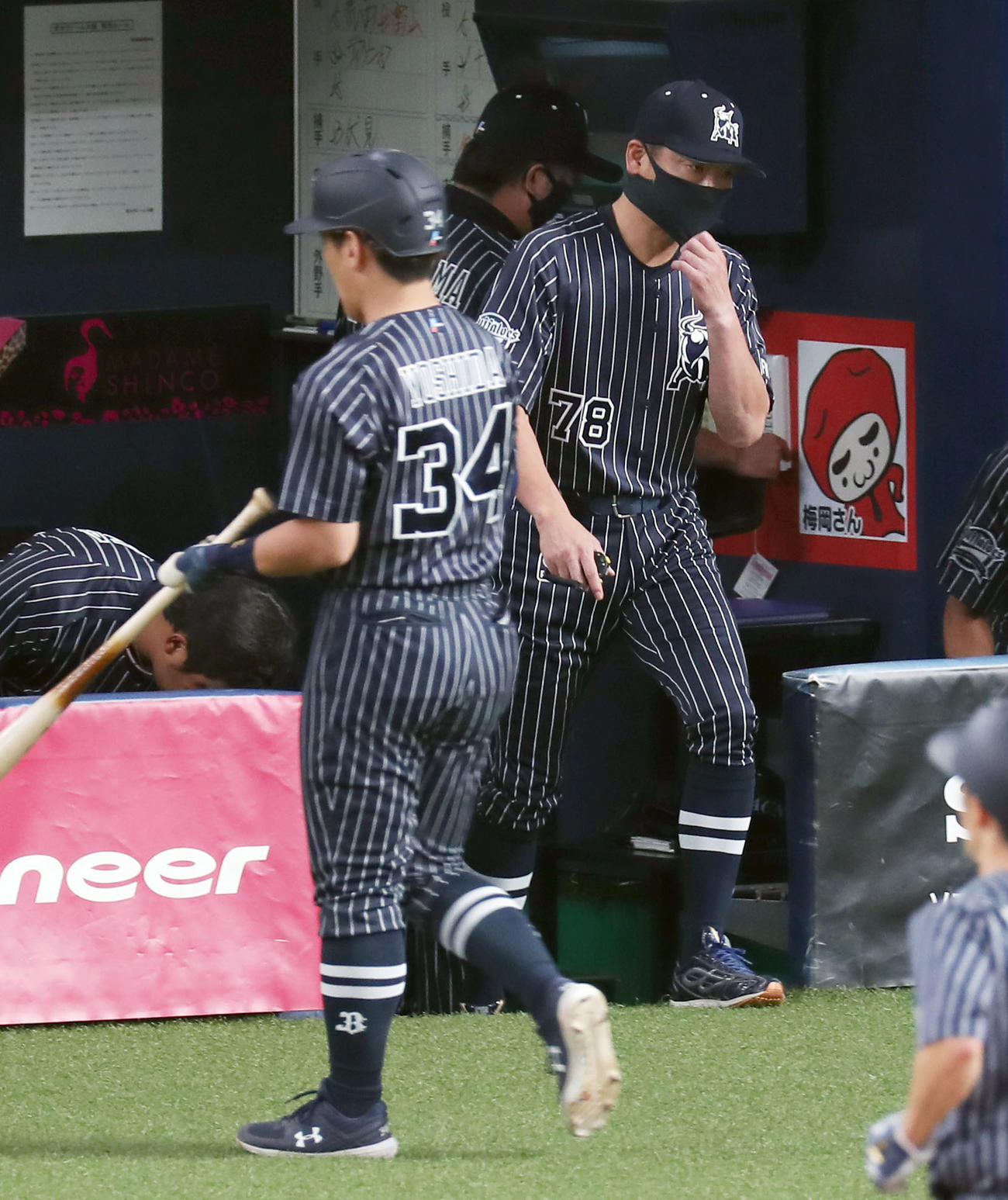 オリックス対西武　8回裏の攻撃を終え、選手交代を告げに向かう中嶋聡監督代行（右）。左は好機で空振り三振に倒れベンチへ戻る吉田正尚（撮影・前田充）