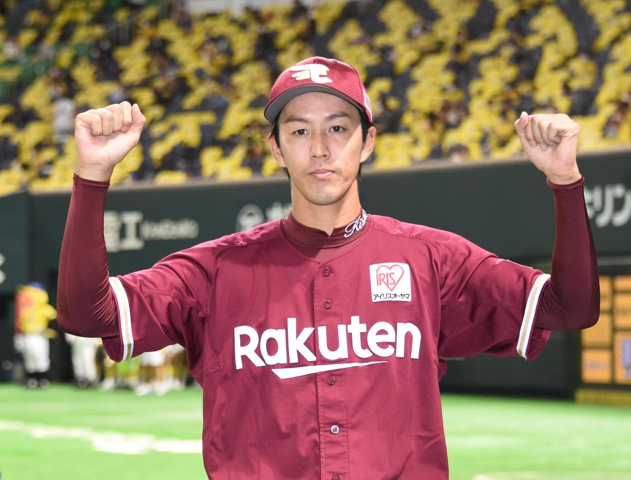 ソフトバンク対楽天　2勝目を飾った楽天岸は、ヒーローインタビュー後にポーズを決める（撮影・今浪浩三）