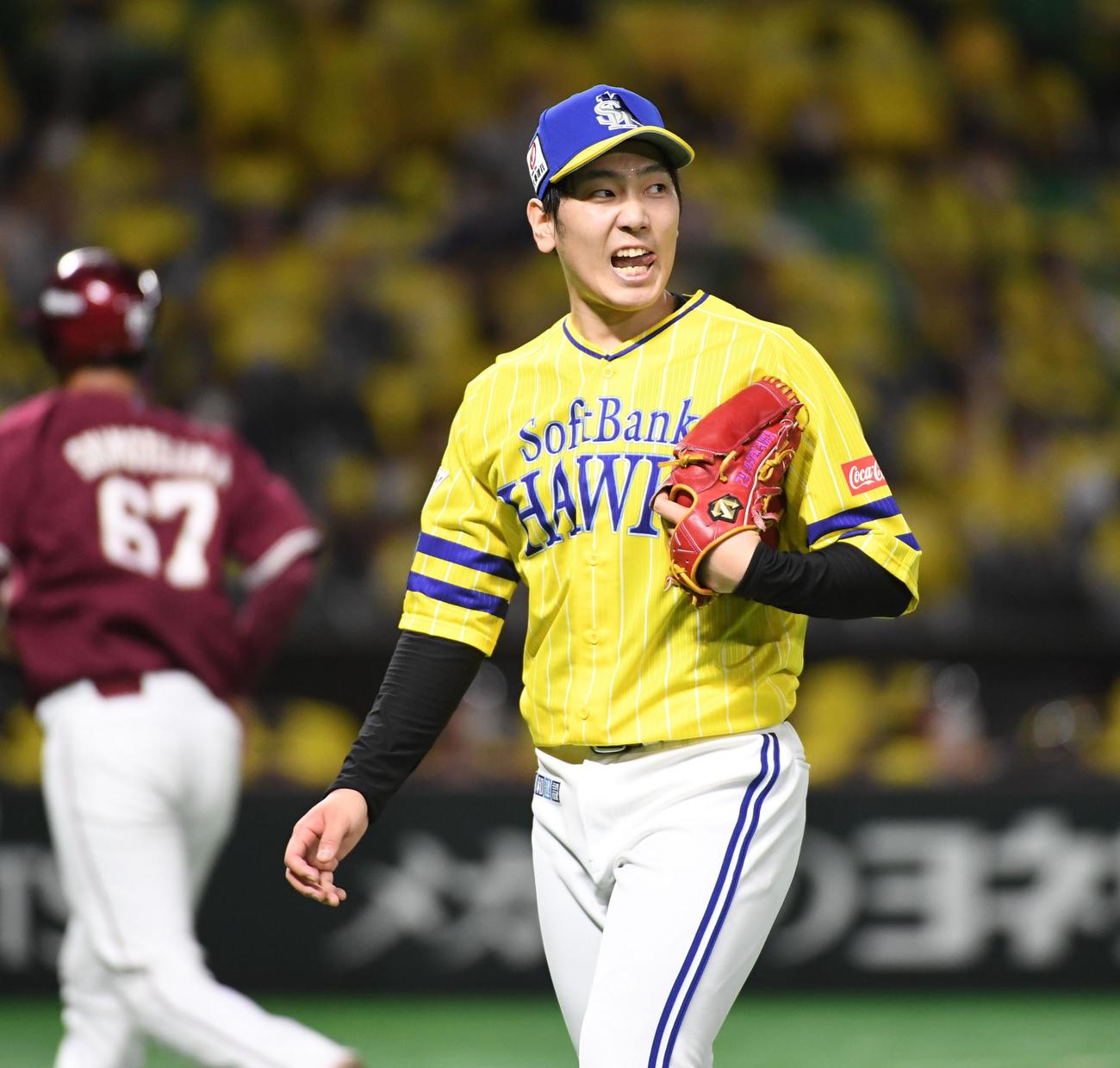 ソフトバンク対楽天　7回表、ステフェン・ロメロにソロ本塁打を浴びガックリとした表情でベンチに戻る先発の石川柊太（撮影・今浪浩三）