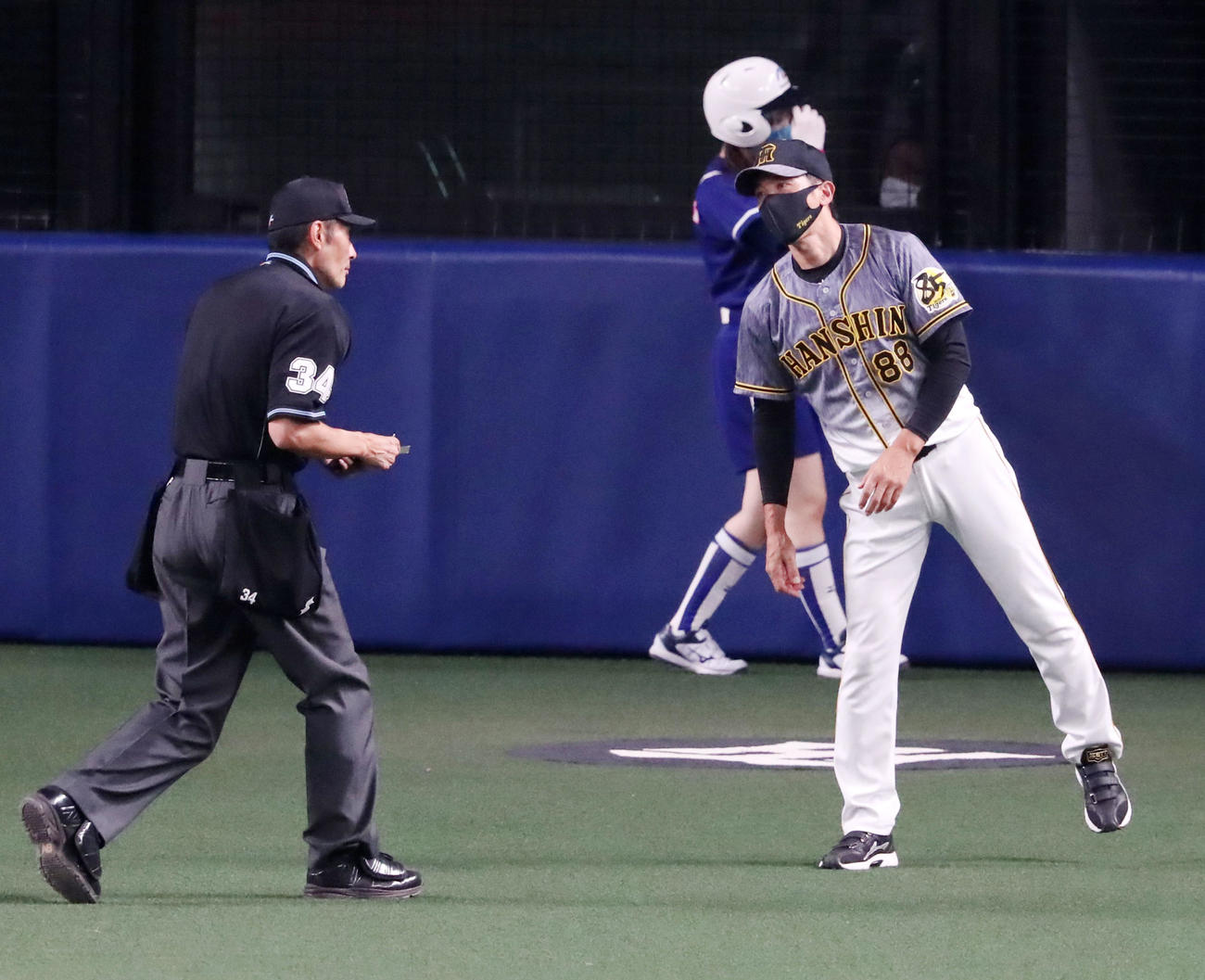 中日対阪神　5回表を終え選手交代を告げる矢野監督（撮影・加藤哉）