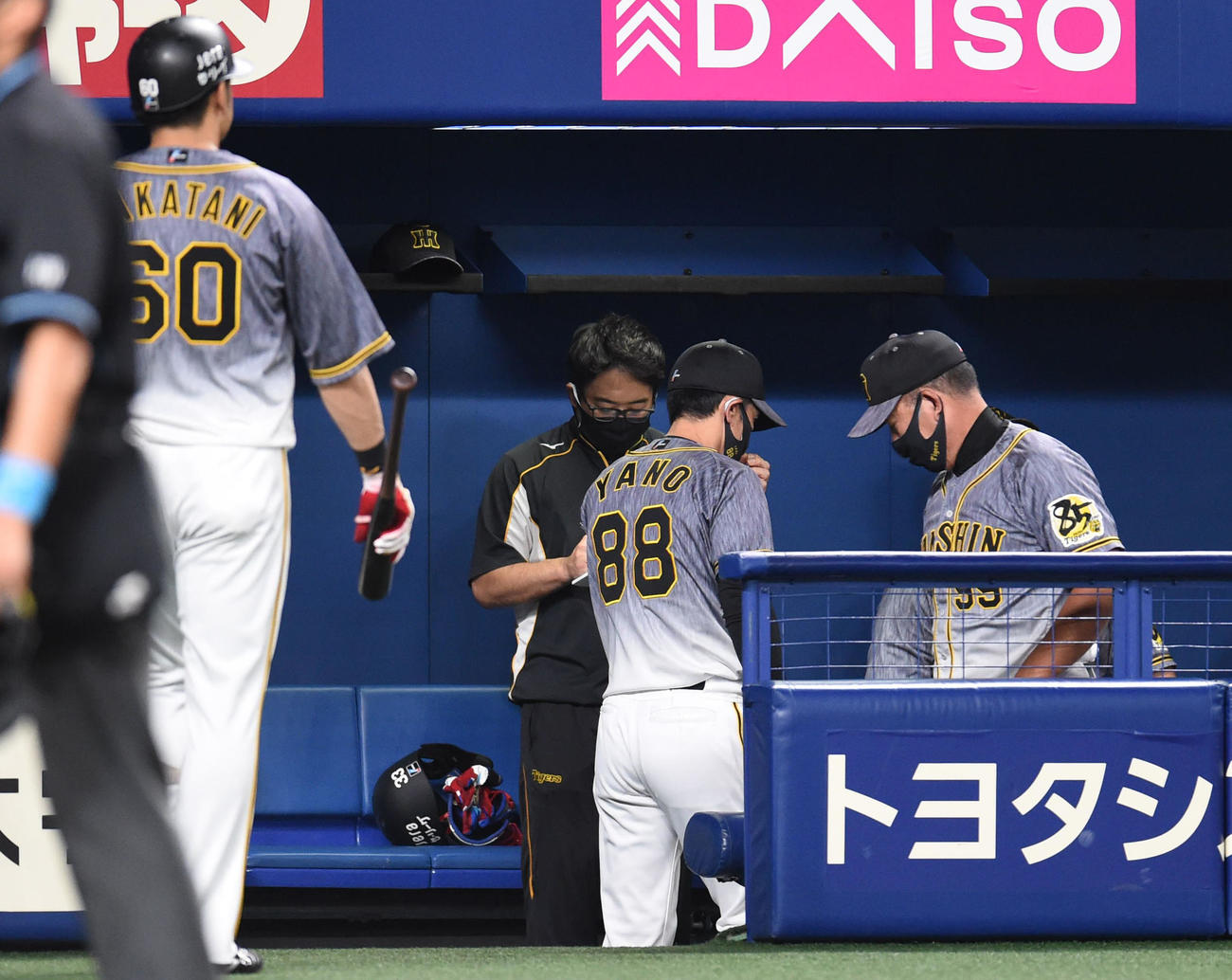 中日対阪神　試合終了、連敗しがっくりと引き揚げる矢野監督（撮影・森本幸一）