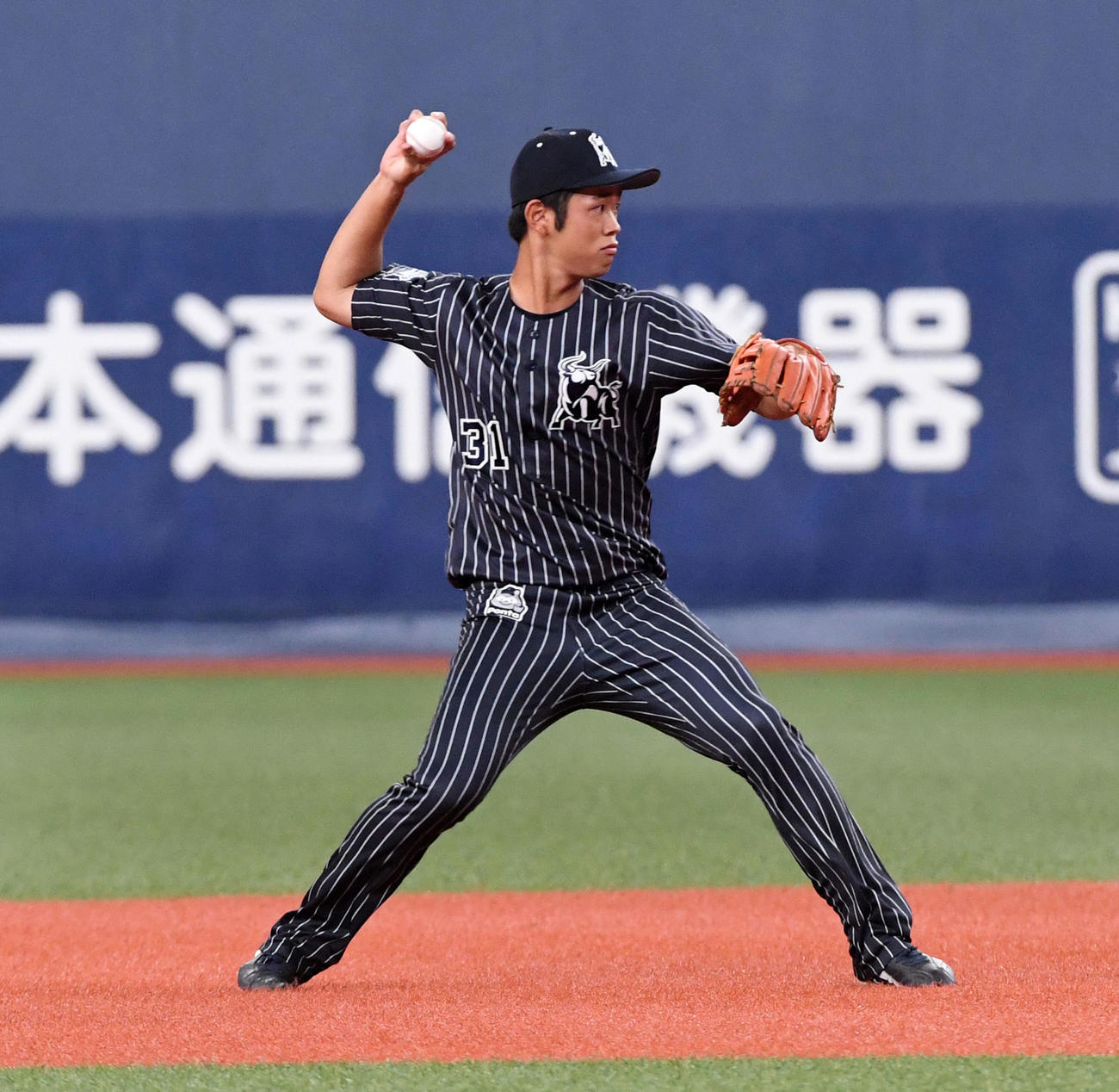 オリックス対西武　3回表西武無死二塁、外崎の二塁ゴロを送球する太田（撮影・前岡正明）