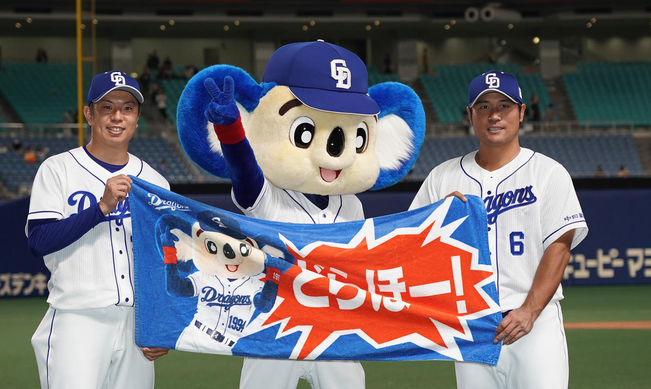 ヒーローインタビュー後、ドアラとポーズを決める松葉（左）と平田（右）（撮影・森本幸一）