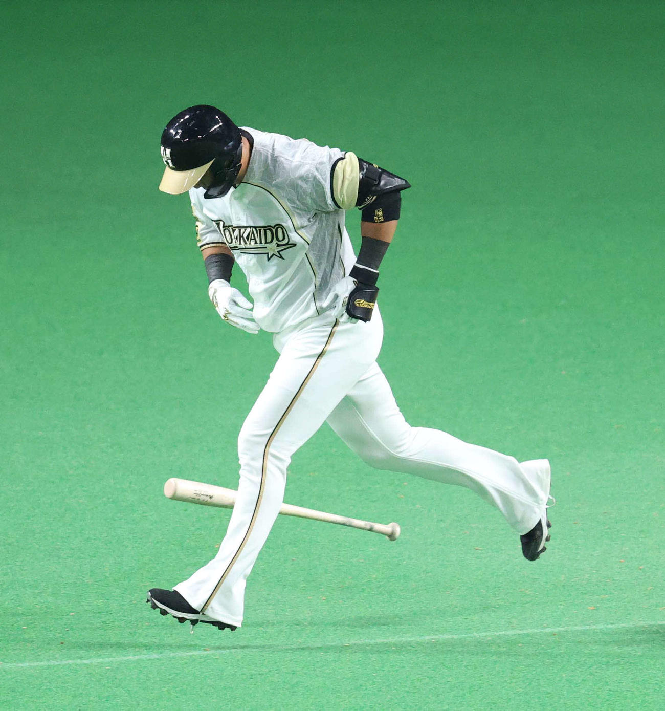 日本ハム対ロッテ　9回裏日本ハム2死一、三塁、中田は遊飛に倒れバットをたたきつける（撮影・佐藤翔太）