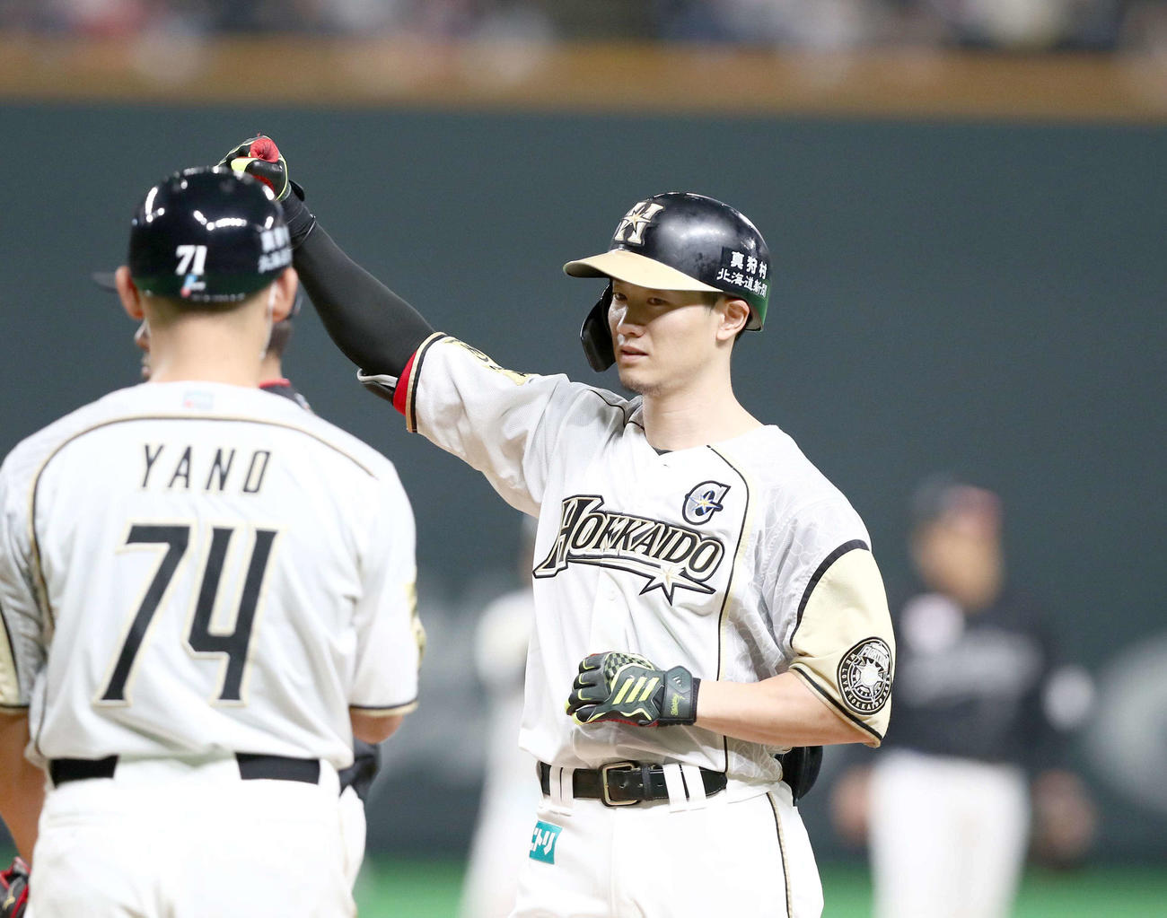 日本ハム対ロッテ　1回裏日本ハム1死一、二塁、左前適時打を放ちガッツポーズの西川（撮影・黒川智章）