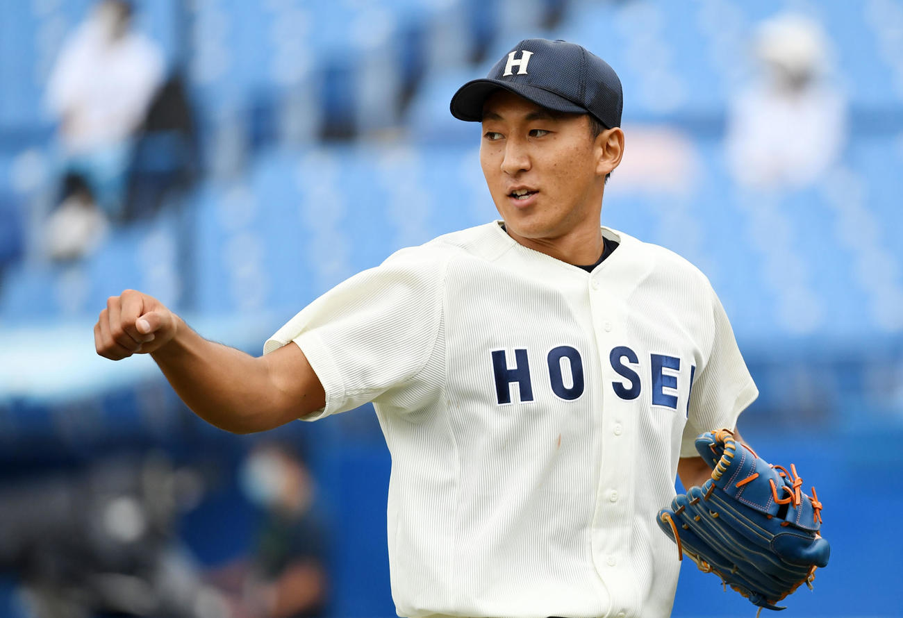 法大対東大　7回裏を無失点に抑え引きあげる法大・高田孝（撮影・横山健太）