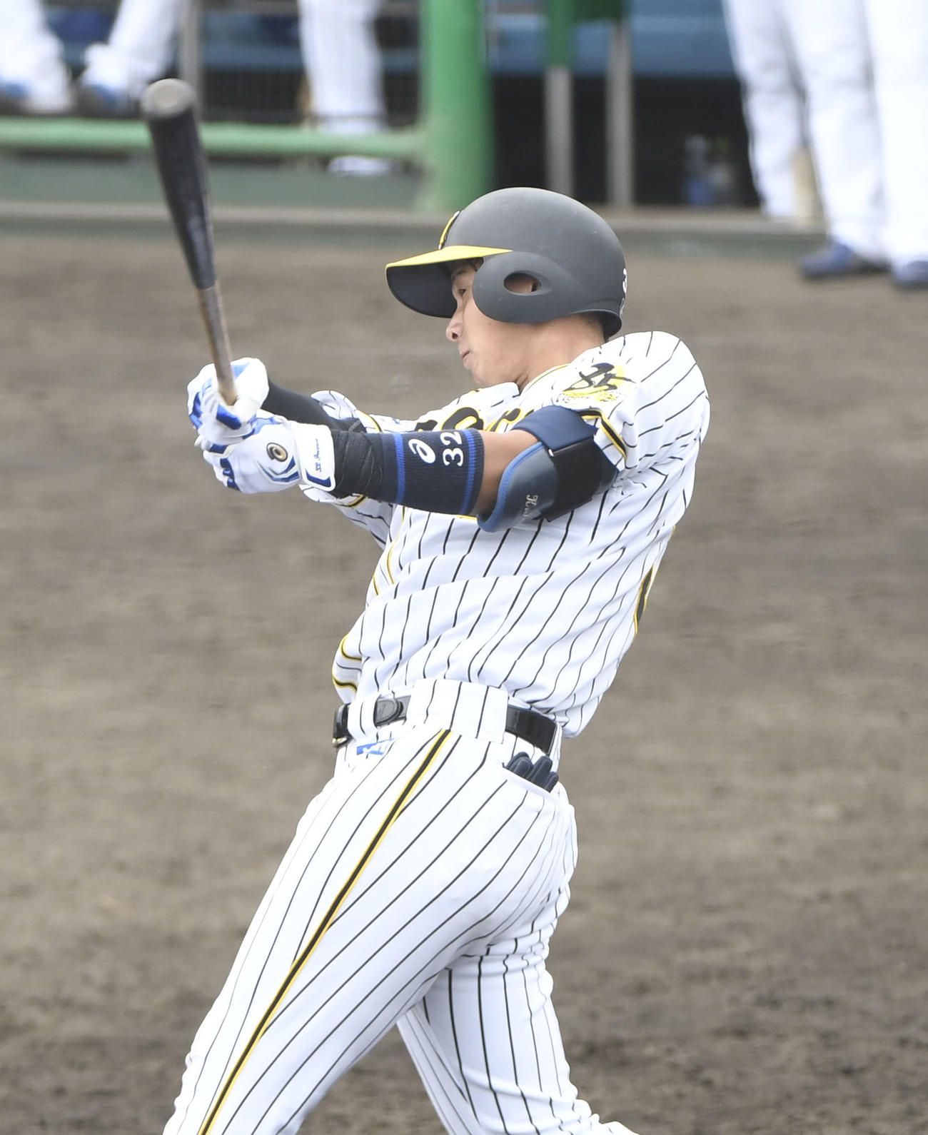 ウエスタン・リーグ阪神対中日　7回、二塁打を放つ阪神井上（代表撮影）