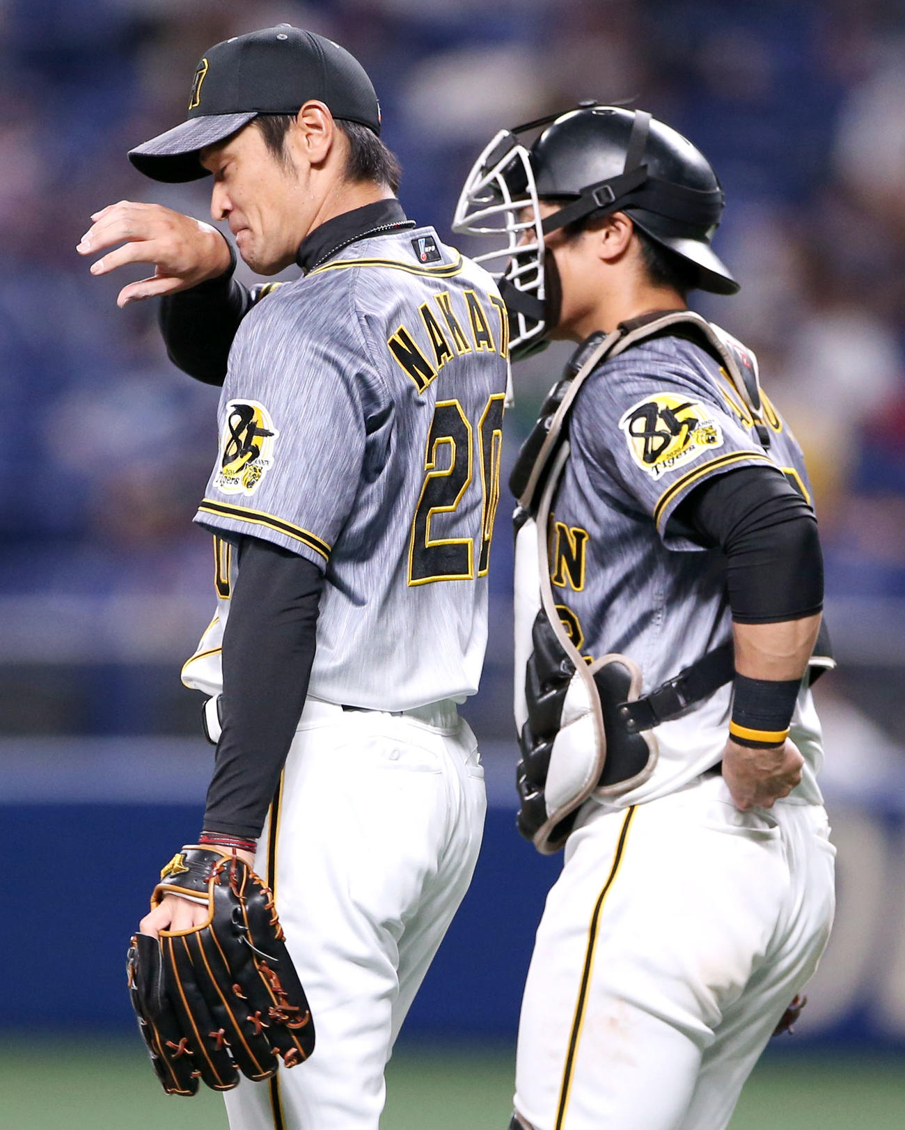 中日対阪神　2回裏中日無死一、二塁、中田（左）は阿部に先制適時二塁打を浴び、悔しげな表情を浮かべる（撮影・上山淳一）