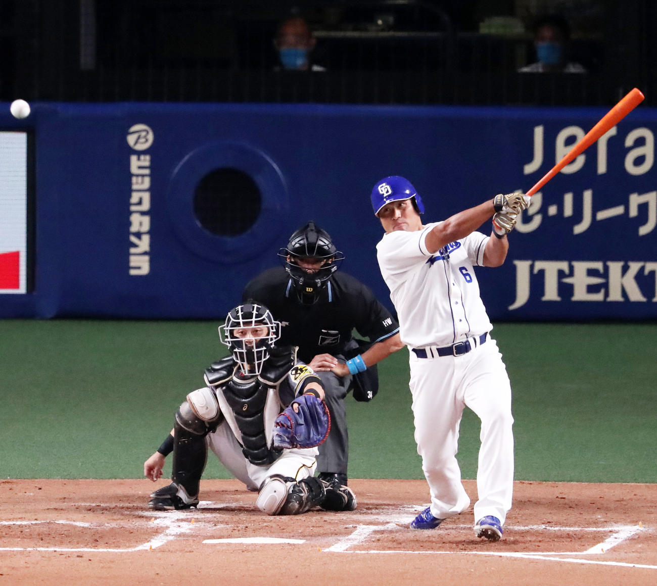 2回裏中日無死二、三塁、平田は中前適時打を放つ（撮影・加藤哉）