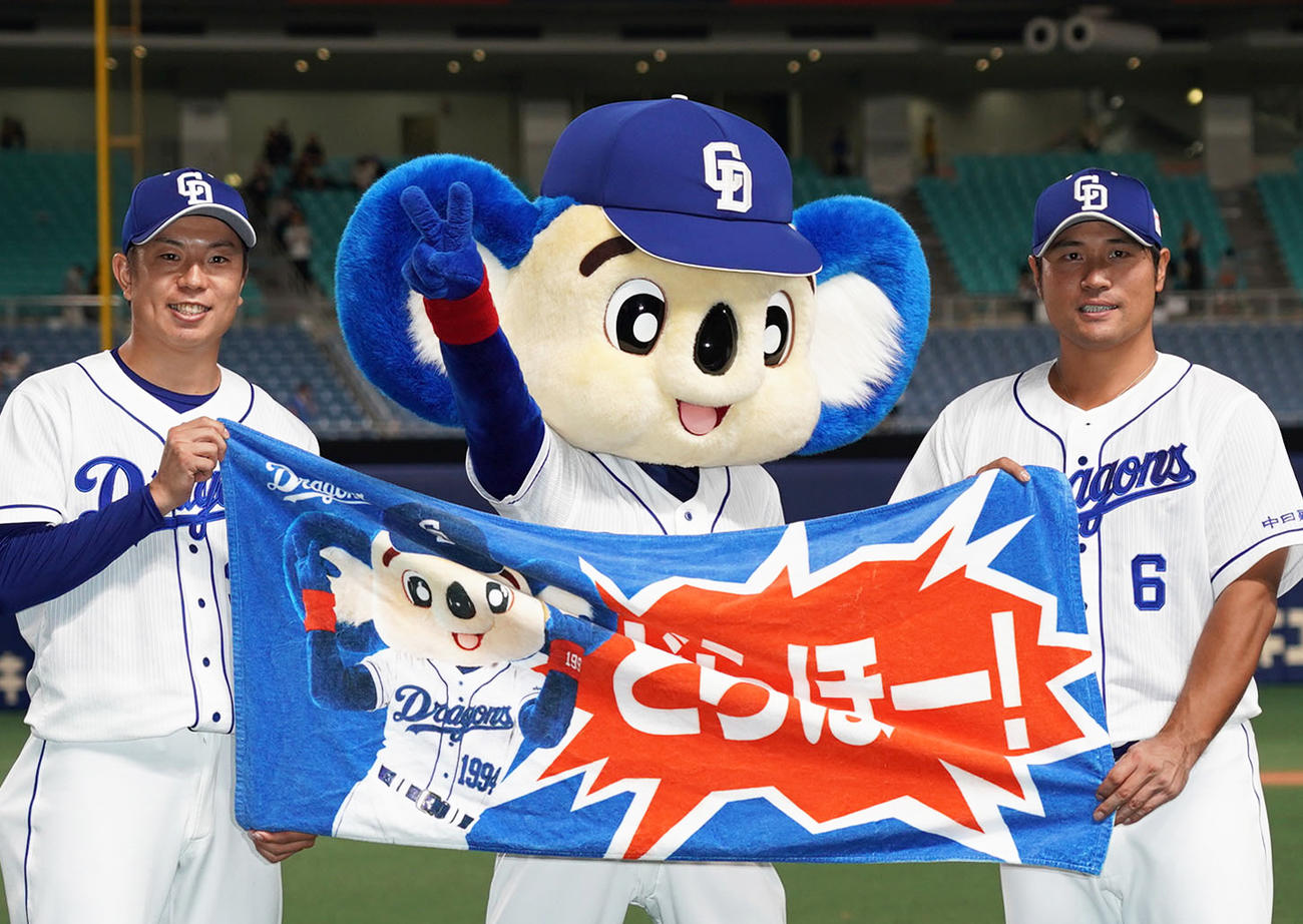 ヒーローインタビュー後、ドアラとポーズを決める松葉（左）と平田（右）（撮影・森本幸一）