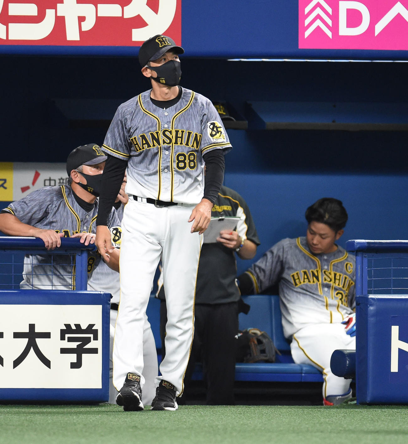 中日対阪神　7回表阪神攻撃終了、選手交代を告げる矢野燿大監督（撮影・森本幸一）