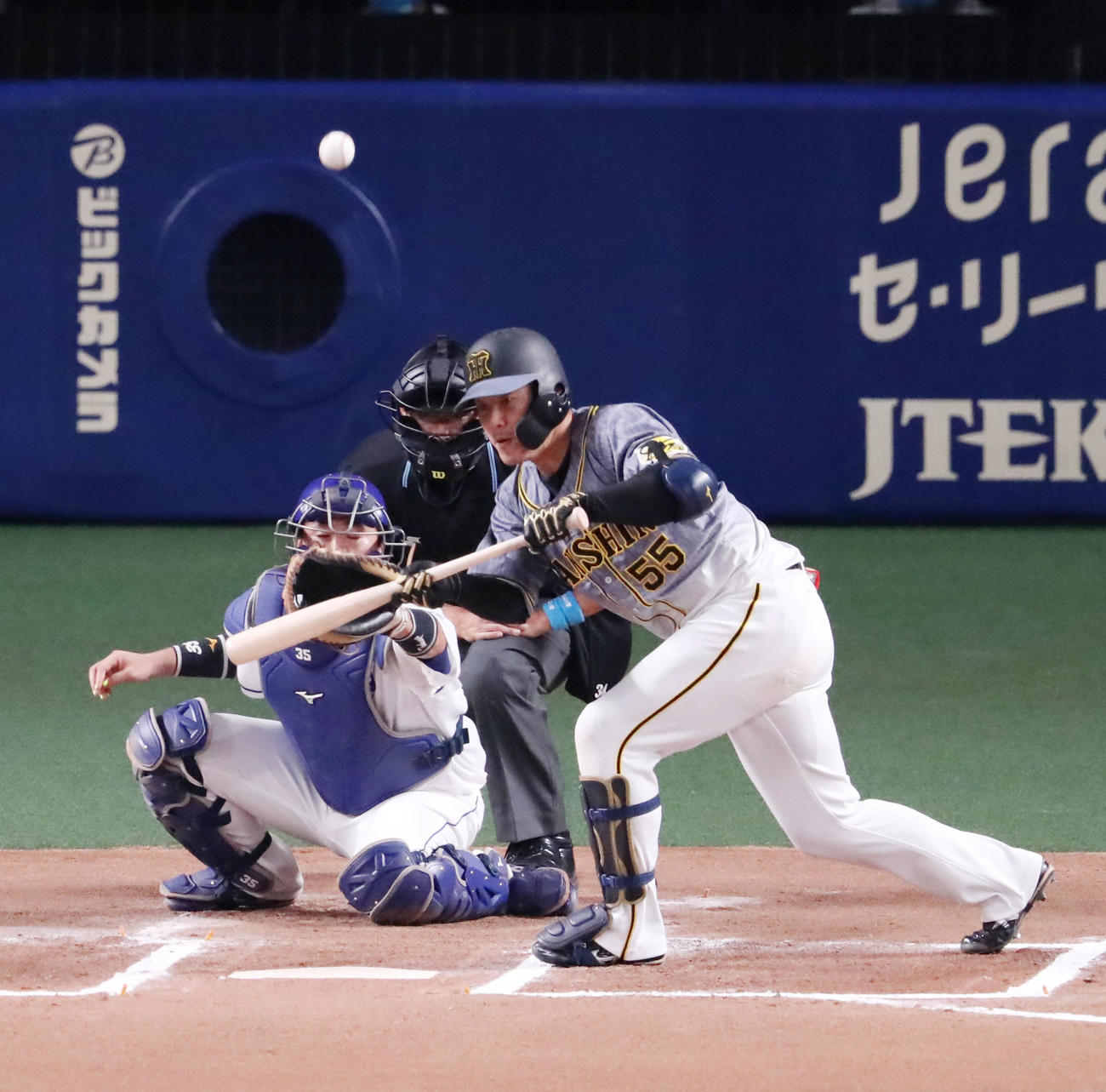 中日対阪神　6回表阪神無死一塁、陽川のバントは捕邪飛となる（撮影・加藤哉）
