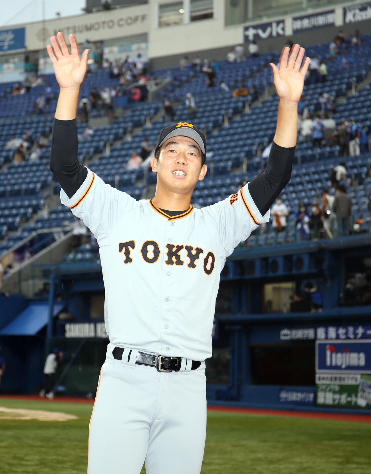 DeNA対巨人　ヒーローインタビュー後、ファンの声援に応える畠（撮影・狩俣裕三）