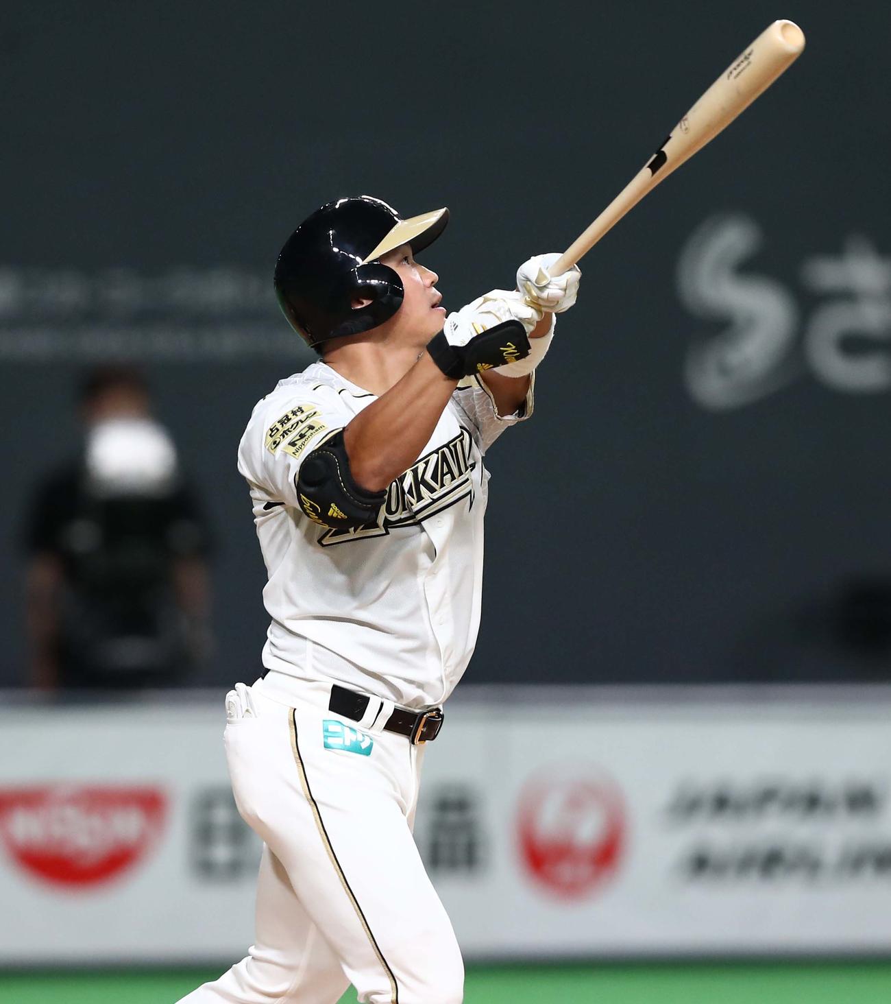 日本ハム対ロッテ　1回裏日本ハム1死満塁、中犠飛を放つ王柏融（撮影・黒川智章）