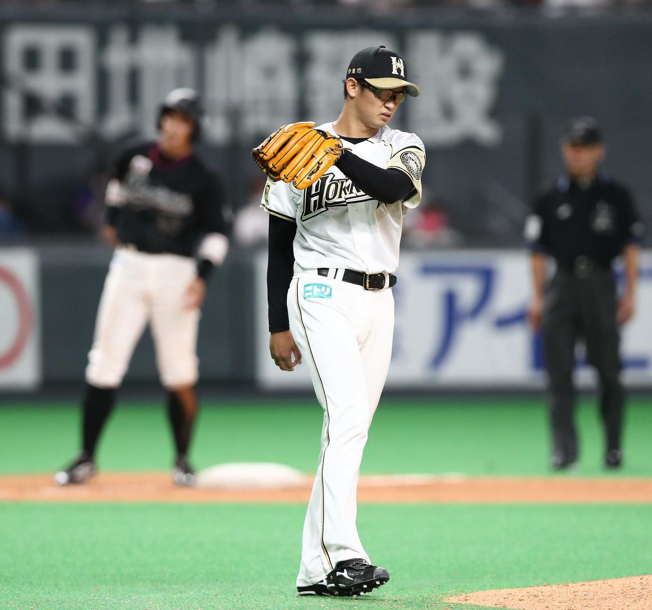 日本ハム対ロッテ　10回表、加藤（左）に勝ち越し打を浴びる鈴木健（撮影・黒川智章）