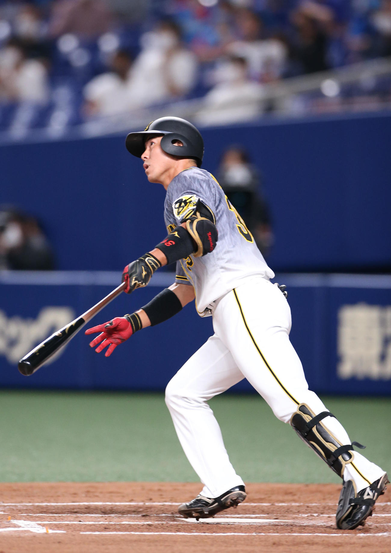中日対阪神15回戦　3回表阪神無死一塁、中田賢一に代わって代打の長坂拳弥は左越え2点本塁打を放つ（撮影・上山淳一）