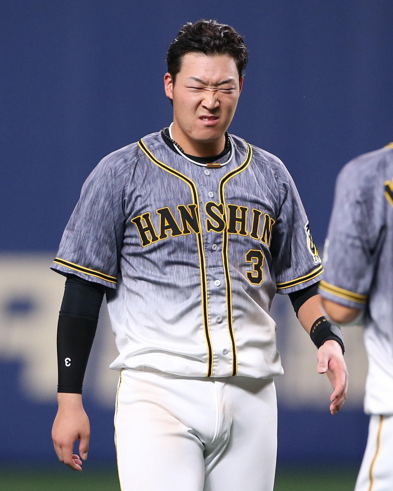 中日対阪神　6回表阪神2死一、二塁、大山は左飛に倒れ悔しがる（撮影・上山淳一）