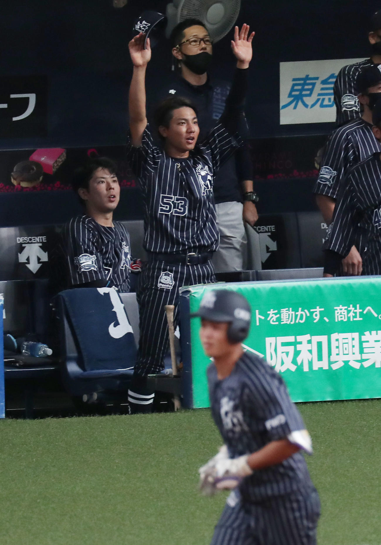 オリックス対西武　1回裏オリックス2死、太田（手前）が先制本塁打を放ち、宜保（中央）はベンチでバンザイする（撮影・前田充）