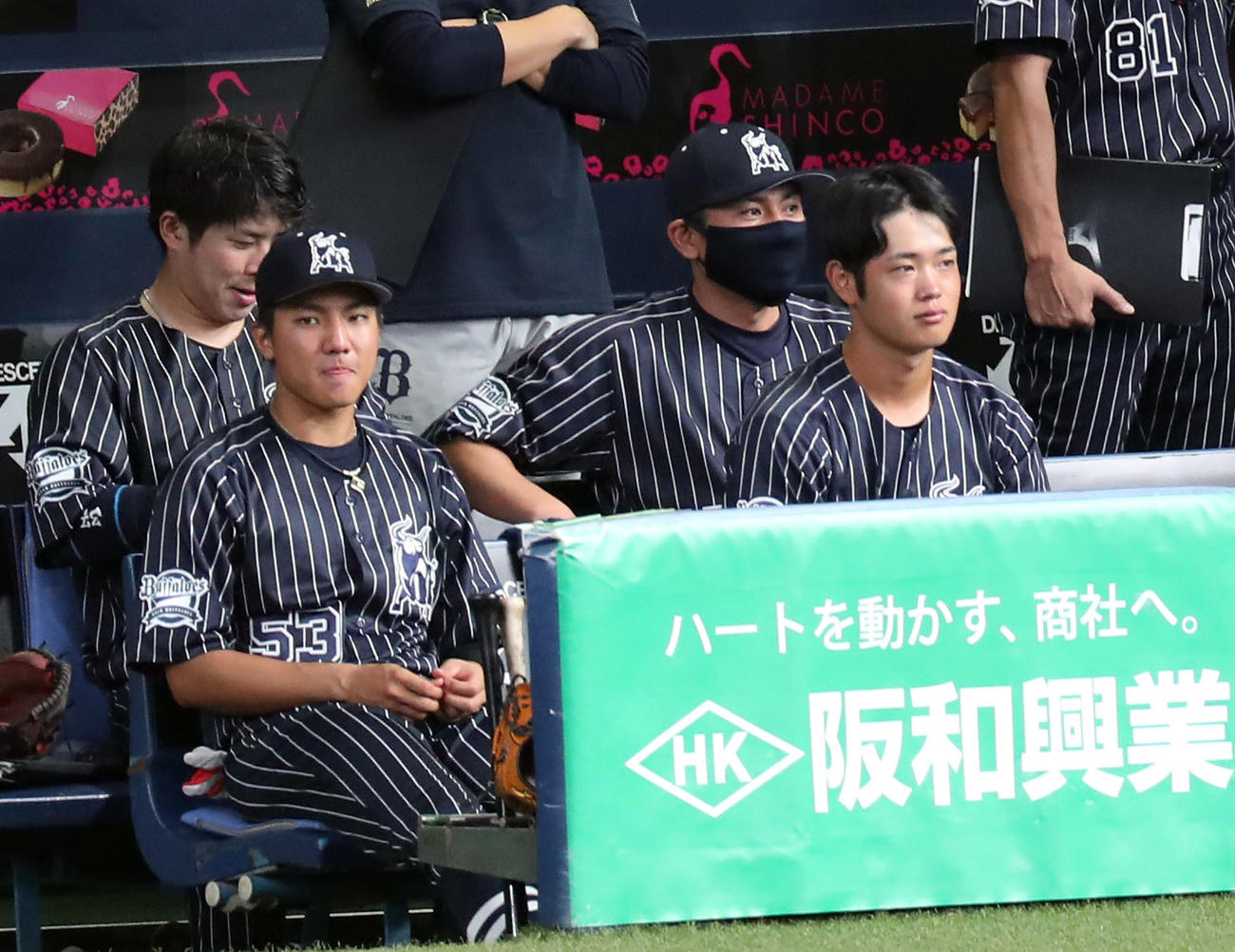 オリックス対西武　7回裏、ベンチから試合を見つめる太田（手前右）と宜保（同左）（撮影・前田充）
