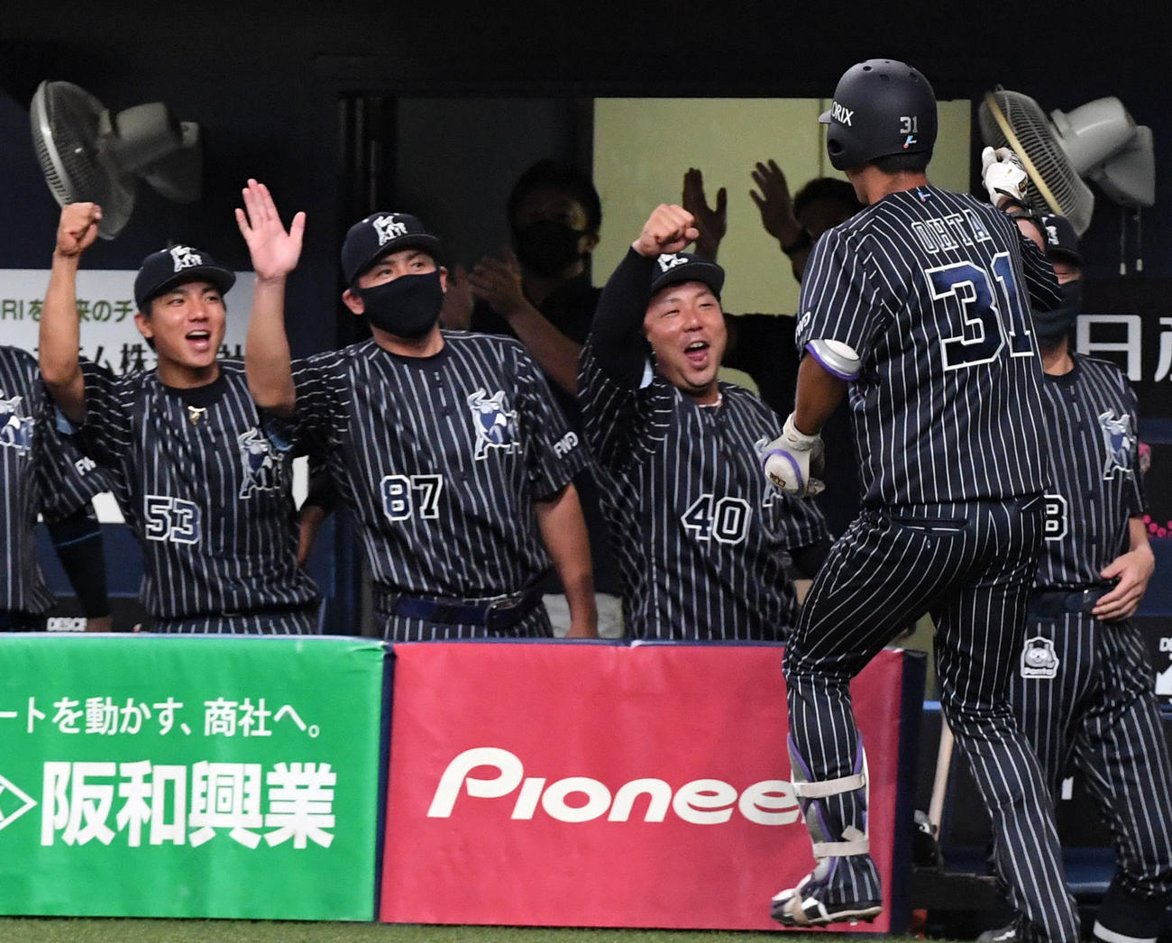 オリックス対西武　1回裏オリックス2死、先制の左越え本塁打を放った太田（右）を迎える、左から宜保らオリックスナイン（撮影・前岡正明）