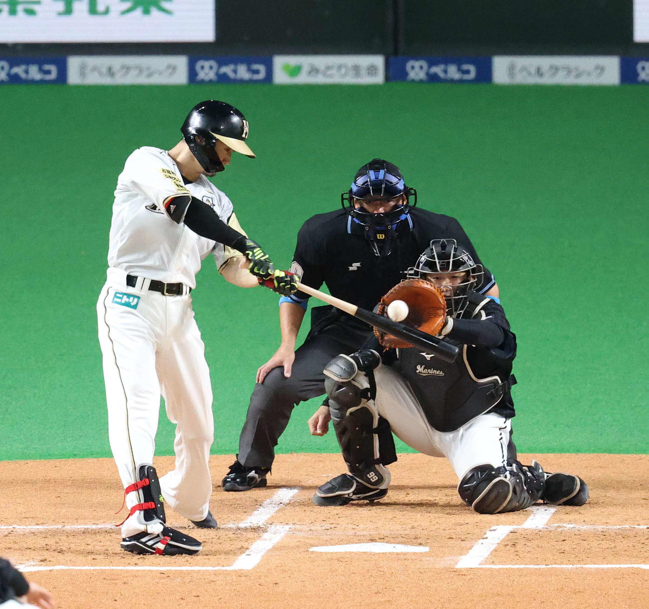 日本ハム対ロッテ　1回裏日本ハム1死一、二塁、西川は先制となる左前適時打を放つ（撮影・佐藤翔太）