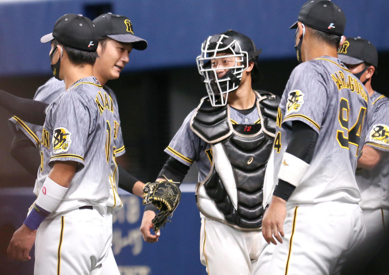 中日対阪神　8回裏に登板の小林（左から2人目）は中日打線を抑える（撮影・上山淳一）