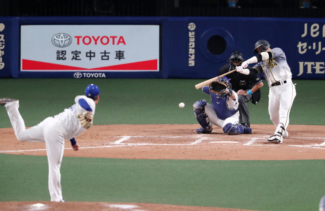 中日対阪神　7回表阪神1死一、二塁、代打原口は二ゴロを放つ（撮影・加藤哉）