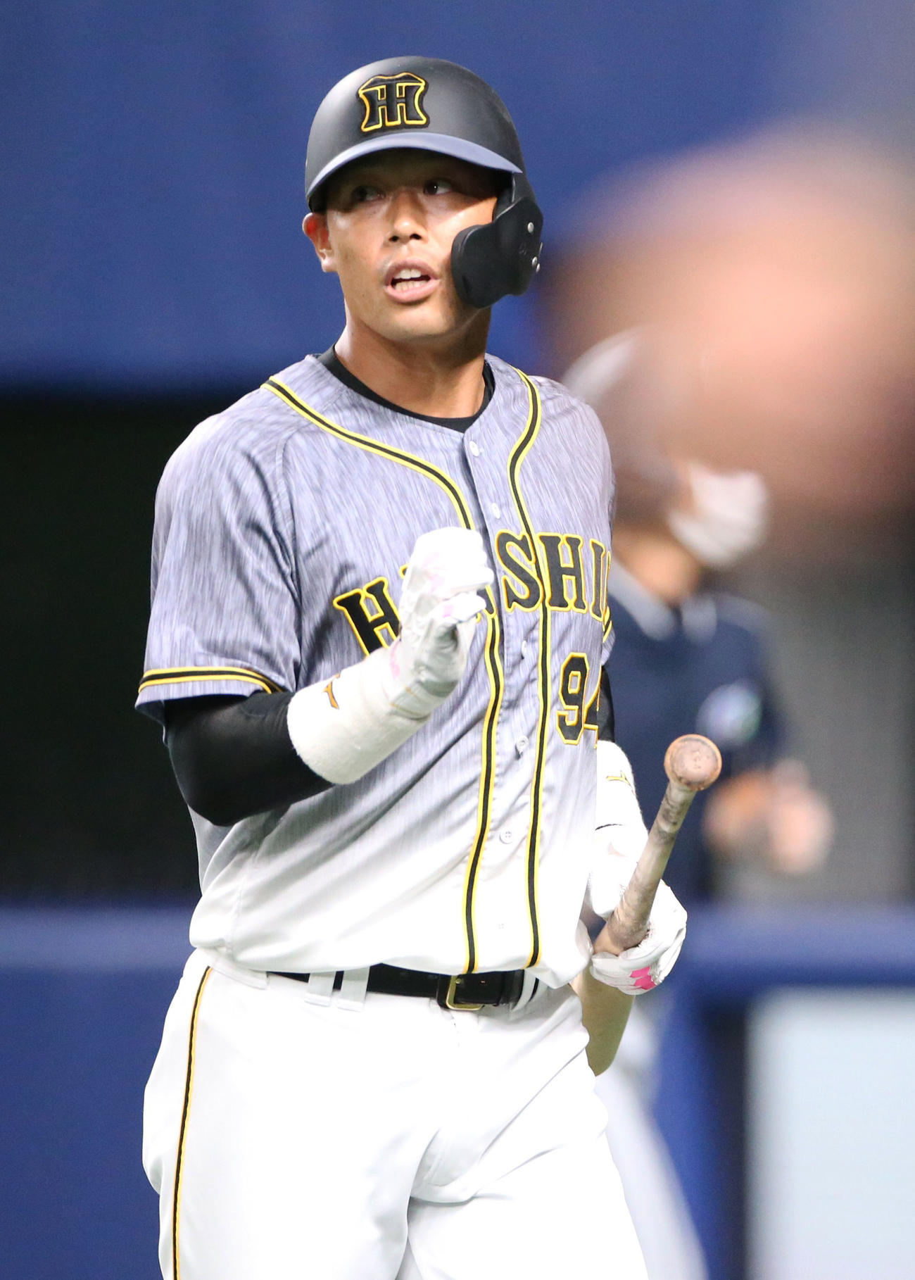 中日対阪神　7回表阪神1死一、二塁、代打原口は二ゴロに倒れる（撮影・上山淳一）